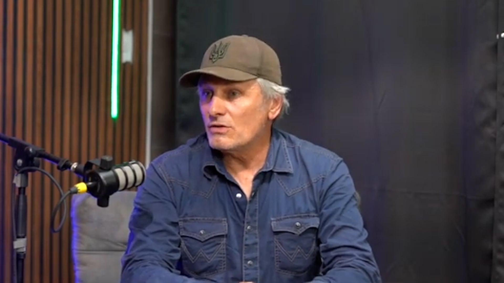 El actor Viggo Mortensen incorpora looks con gorras a su estilo diario