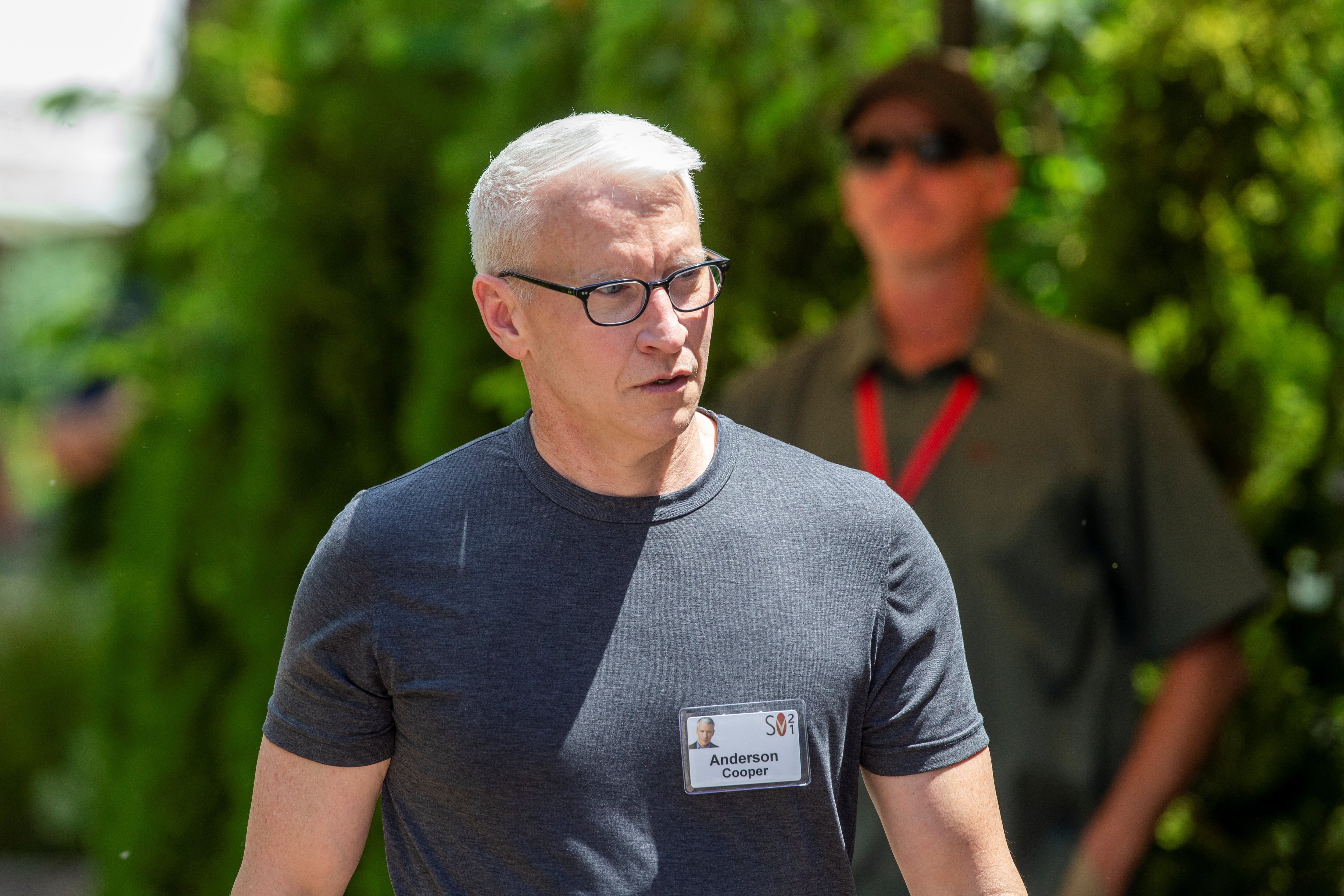 Anderson Cooper pagará solo la universidad de sus hijos, priorizando la autosuficiencia por sobre la herencia monetaria significativa (REUTERS/Brian Losness)