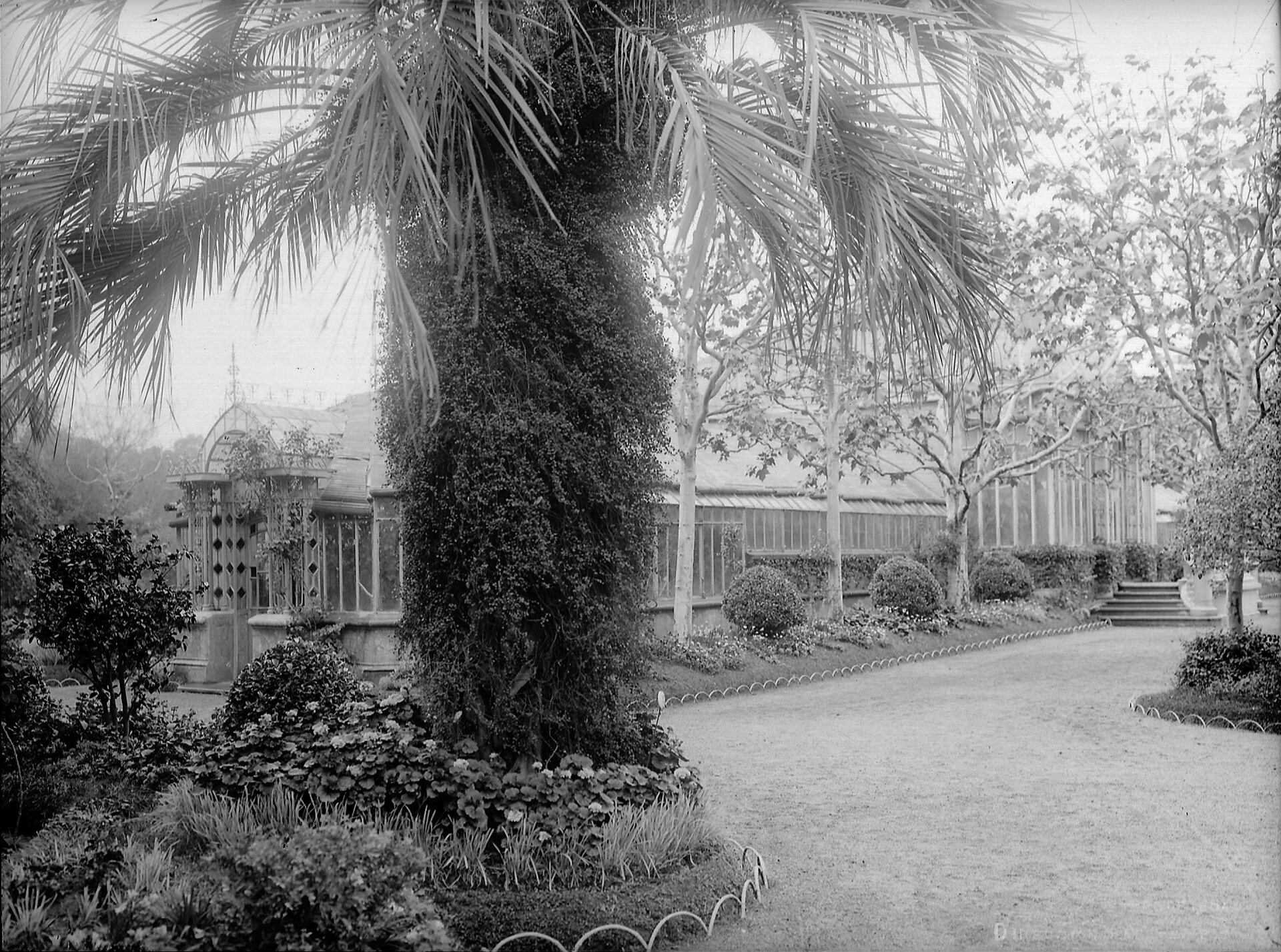 El parque se extiende sobre más de siete hectáreas y reúne cinco jardines de invierno