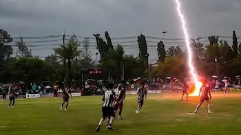 Estupor en el fútbol tailandés: un futbolista murió tras ser alcanzado por un rayo en pleno partido