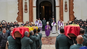 El mitin de Sánchez en La Línea empieza con un minuto de silencio y lamentos por la muerte de dos guardias civiles