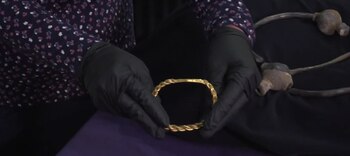 El brazalete, elaborado con ocho