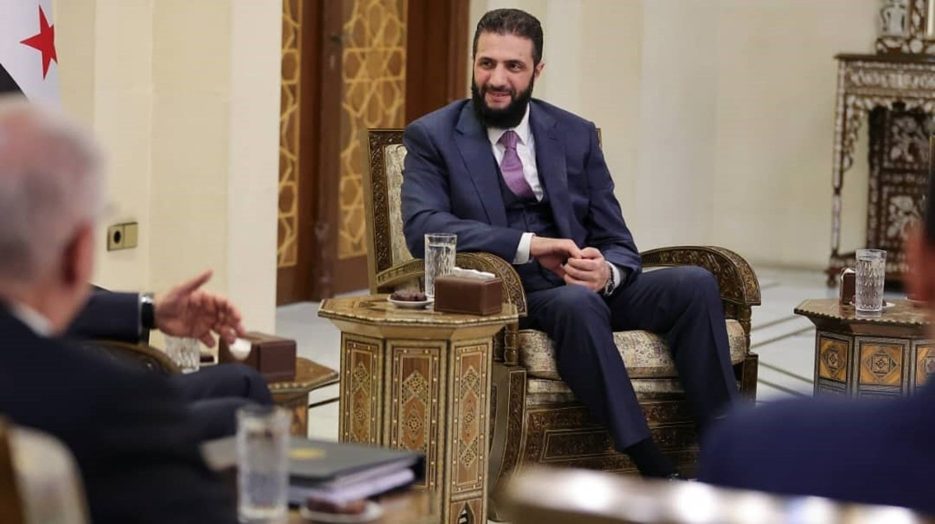 El presidente de transición de Siria, Ahmed al Shara, líder del grupo yihadista Hayat Tahrir al Sham (HTS), durante una reunión oficial en la capital, Damasco. PRESIDENCIA DE SIRIA
