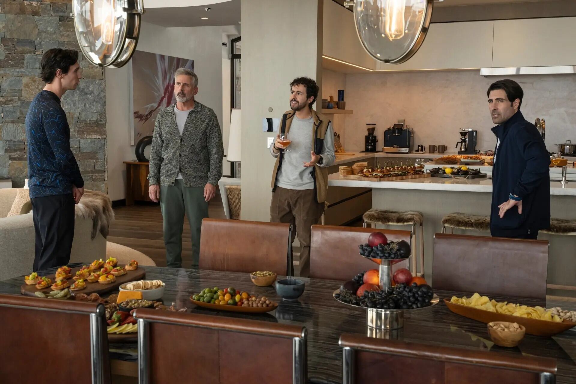 Primer proyecto de Armstrong tras Succession, Mountainhead reúne al mismo equipo galardonado pero afila la sátira en un ataque más certero al poder contemporáneo (Macall Polay/Apple+/HBO)