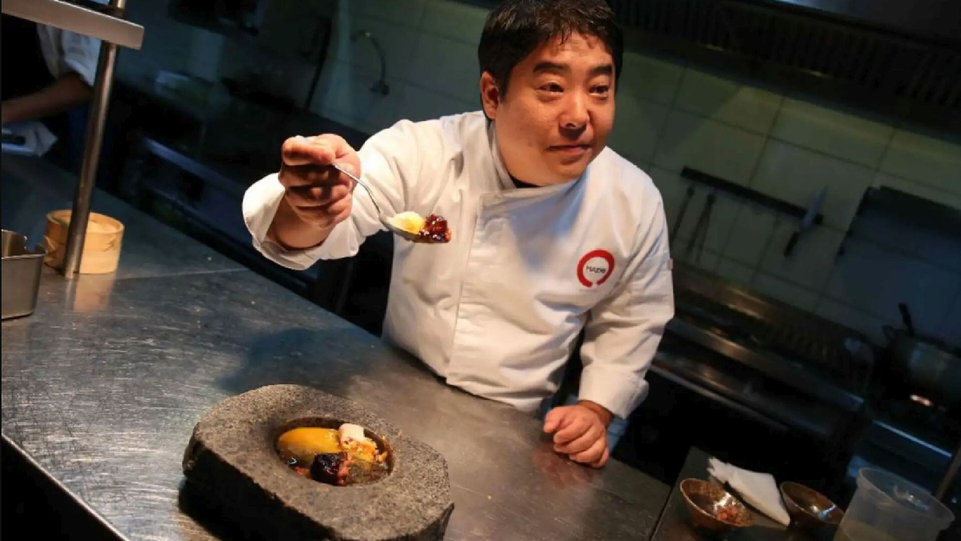 El 20 de octubre, la gastronomía mundial celebra a quienes transforman la cocina en arte y cultura, destacando la importancia de chefs y equipos en la preservación de tradiciones y la innovación alimentaria (Andina)