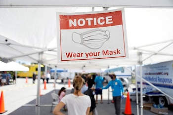 Un cartel recordando la obligación