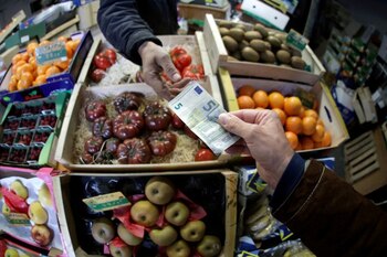 FOTO DE ARCHIVO: Un persona paga con un billete de cinco euros en un mercado de Niza, Francia, el 3 de abril de 2019. REUTERS/Eric Gaillard