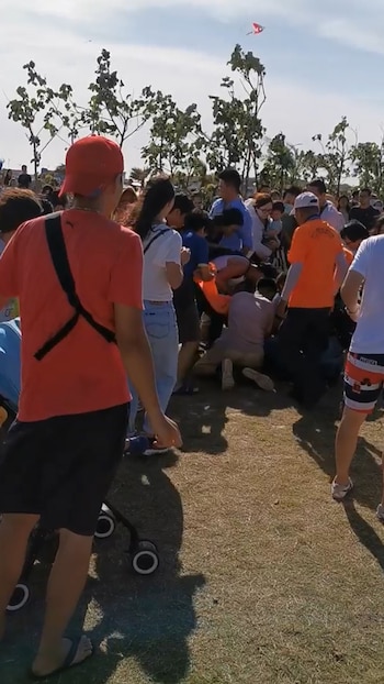 La niña es asistida por