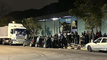 “Si salen las camionetas, las prendemos fuego”: bloqueo y amenazas del Sindicato de Camioneros contra una empresa de logística en La Paternal