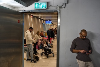 Gente refugiada en una estación de metro subterránea mientras las sirenas antiaéreas alertan de un misil iraní entrante en Ramat Gan, Israel, el martes 10 de marzo de 2026. (AP Foto/Oded Balilty)