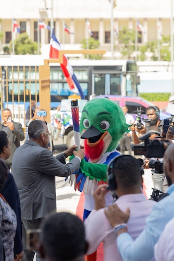 La ceremonia de la antorcha reunió a autoridades estatales, miembros del Congreso y representantes de los poderes públicos en un acto simbólico para Santo Domingo 2026. (Cortesía: Senado de la República Dominicana)