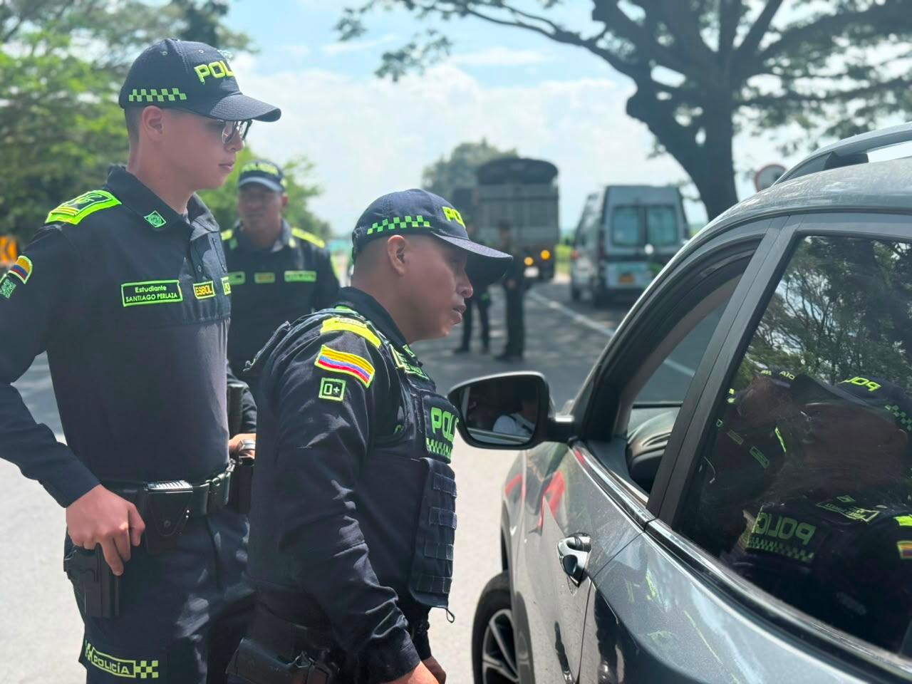 La Policía reforzó los controles en zonas estratégicas y en el aeropuerto, verificando la preparación del personal y el cumplimiento de los protocolos de seguridad para la transmisión de mando - Policía Nacional