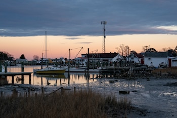 Terry es uno de los dos operadores de ferry que dan servicio a los 200 residentes permanentes de la isla. Foto:
The sun sets over Ewell, one of the island communities of Smith Island. (Carolyn Van Houten/The Washington Post)