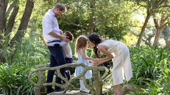 El álbum más familiar de los duques de Sussex en Disneyland: así fue su viaje con Archie y Lilibet