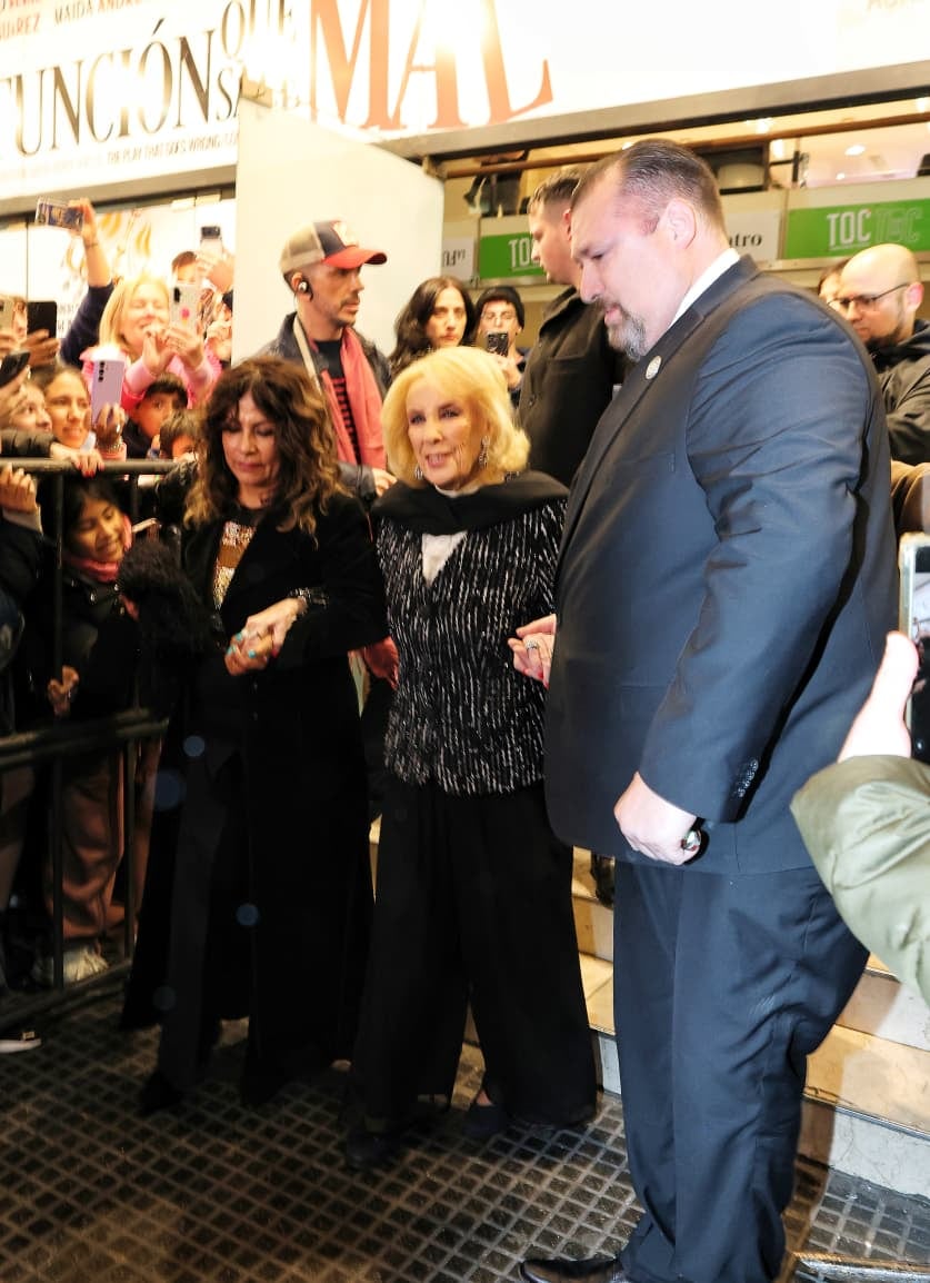 Mirtha Legrand es acompañada por su asistente Gladys Andrade y la seguridad mientras recibe la ovación del público tras ver