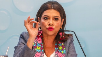 Clara Brugada denuncia campaña de desprestigio tras críticas por uso del color morado y ajolotes
