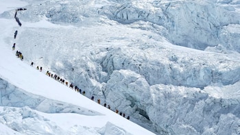 Récord en el Everest: 274 escaladores alcanzaron la cima en un solo día