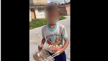 Ezequiel, un niño de 10 años, vende ajos y pan en las calles de Cuba para ayudar a su madre y a sus hermanos tras la muerte de su padre. (Captura de video de David Vela)