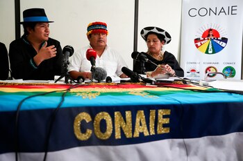 El presidente de la Confederación de Nacionalidades Indígenas de Ecuador (Conaie), Jaime Vargas (c), acompañado por los miembros Luisa Lozano (d) y Apawki Castro (i). EFE/Jose Jacome/Archivo