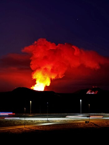 Un volcán arroja humo al