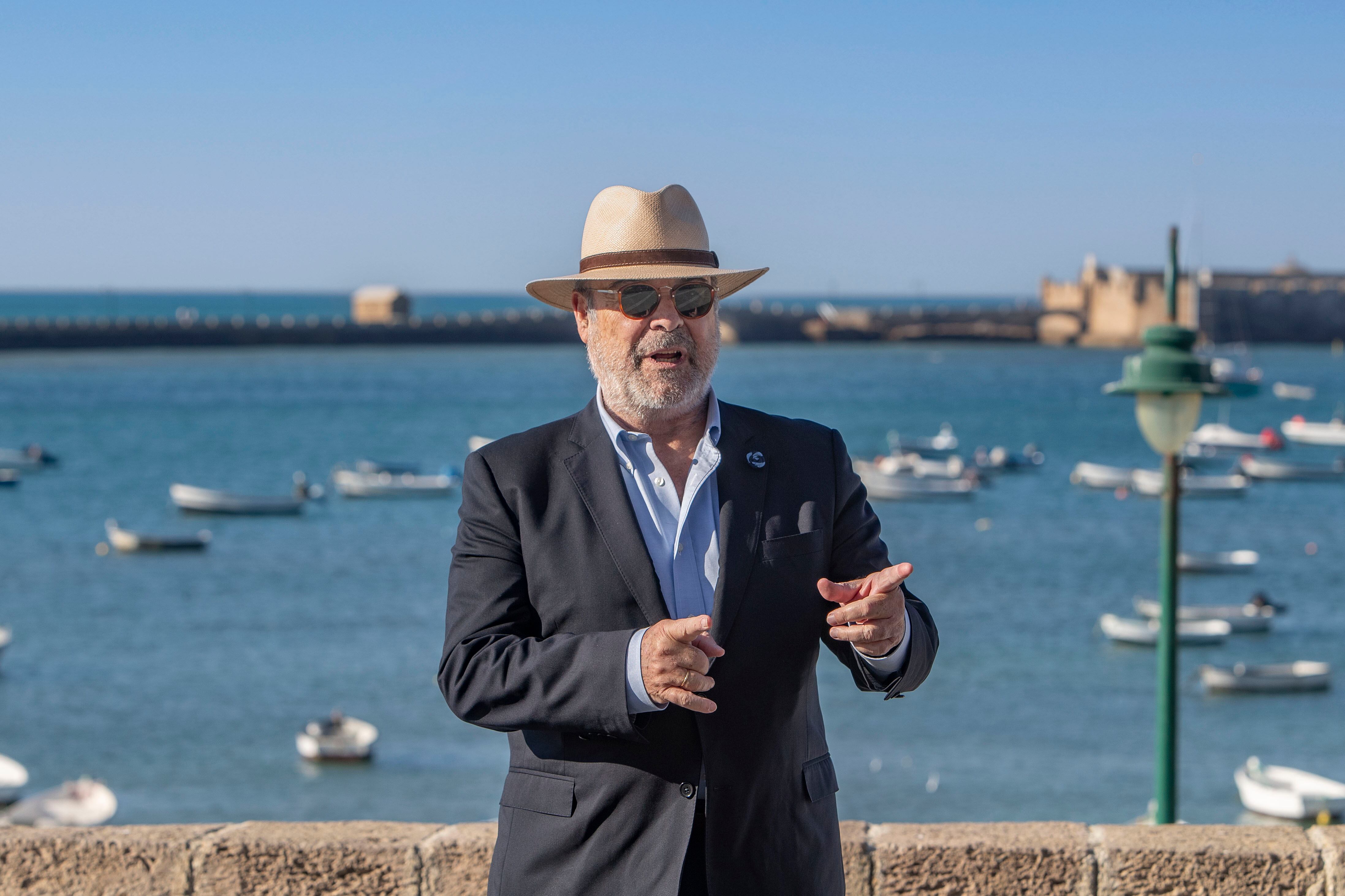 El actor Antonio Resines posa en la playa de la Caleta de Cádiz. EFE/ARCHIVO/Román Ríos