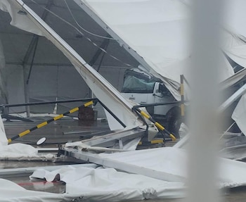 La cabina del camión que contiene el escáner dañado por la tormenta