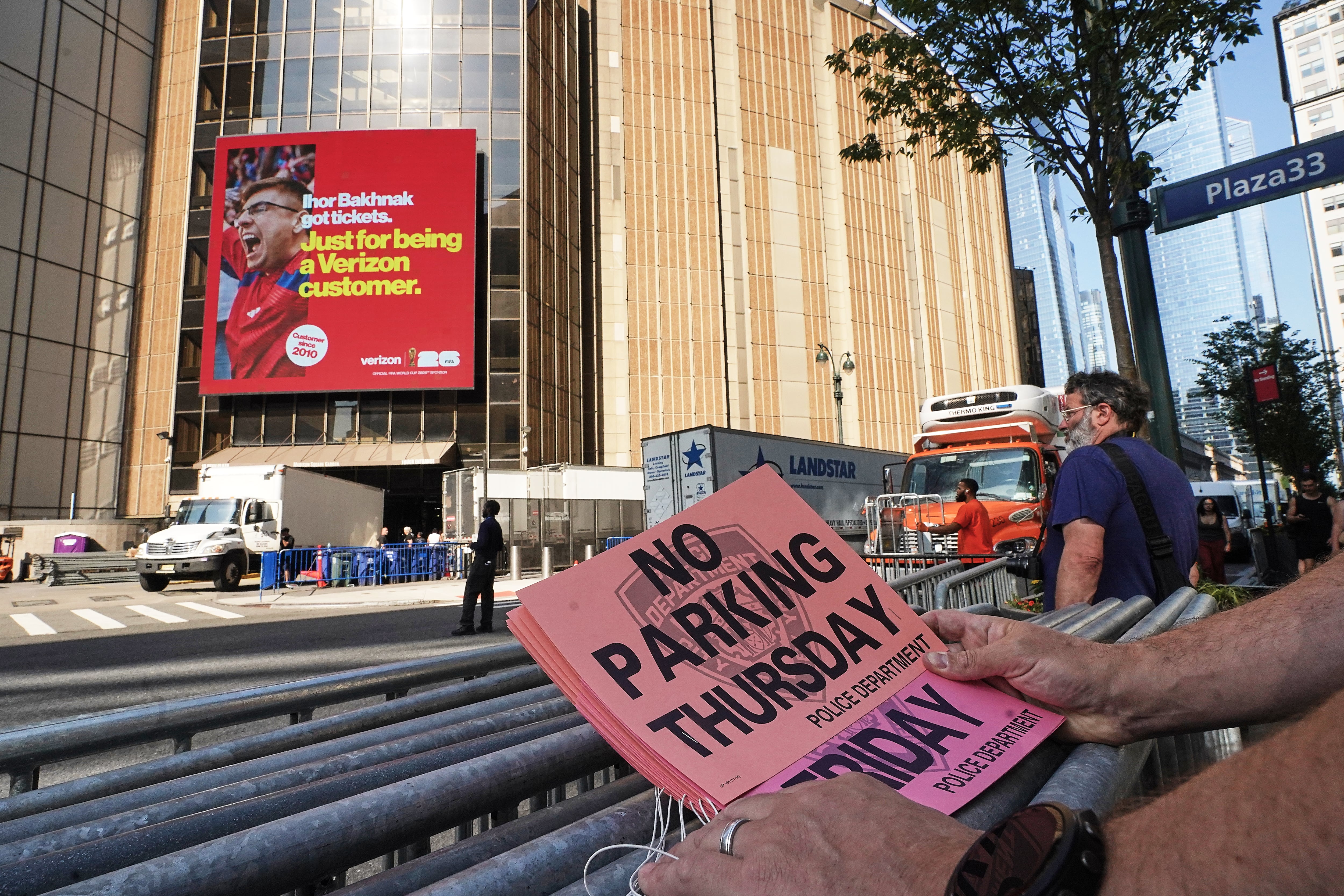 El Departamento de Policía de Nueva York prohibió estacionar en West 33rd entre la Sexta y la Séptima Avenida y advirtió que los vehículos serán remolcados (AP Photo/Richard Drew)