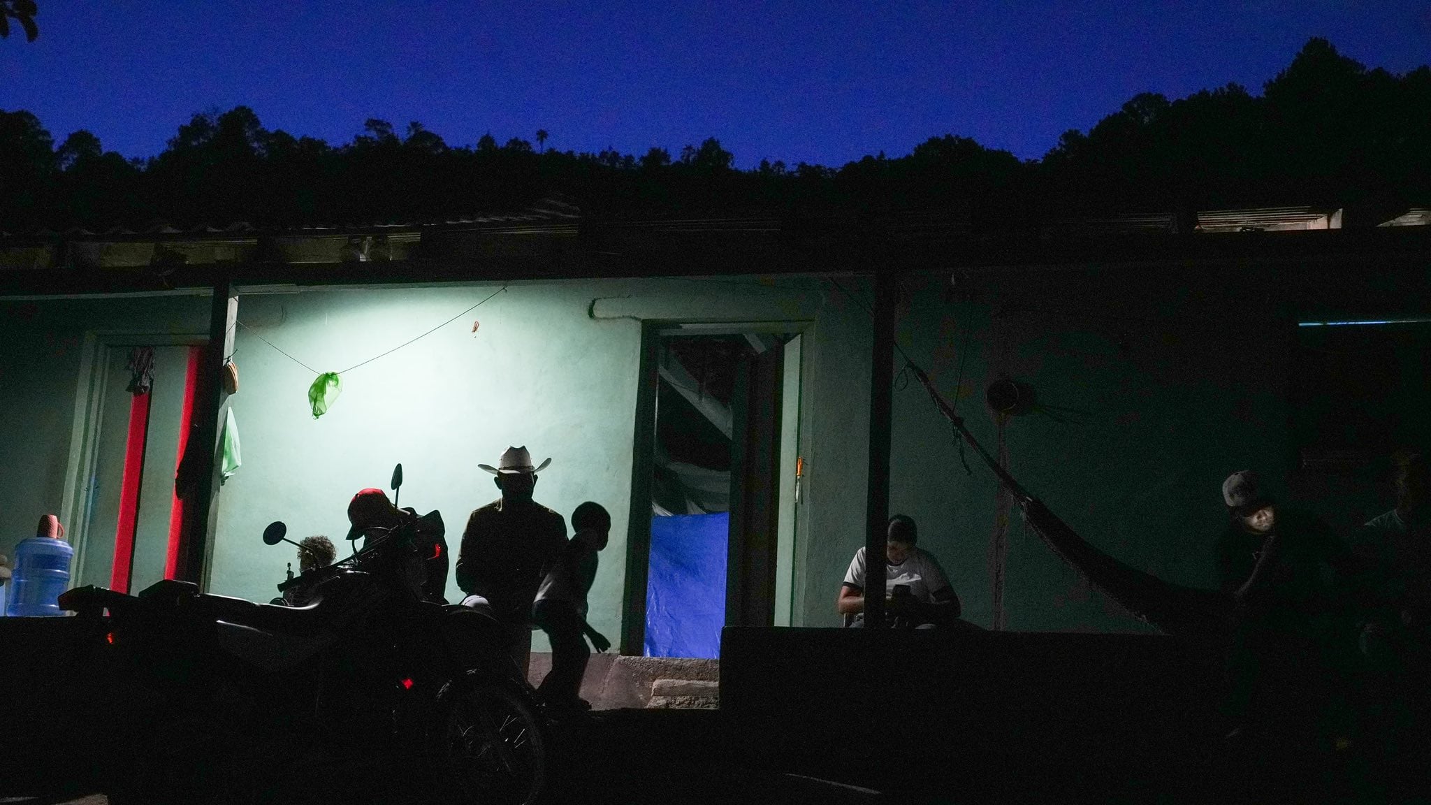 Los cortes repentinos dañan maquinaria industrial, sistemas informáticos y equipos electrónicos, y obligan a asumir reparaciones y mantenimiento no planificados.
