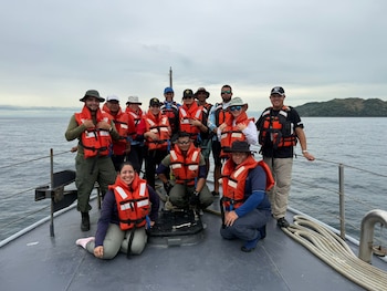 Personal técnico y autoridades participaron en ejercicios prácticos de rescate y desenmalle de grandes cetáceos en aguas panameñas. Tomada de MiAmbiente