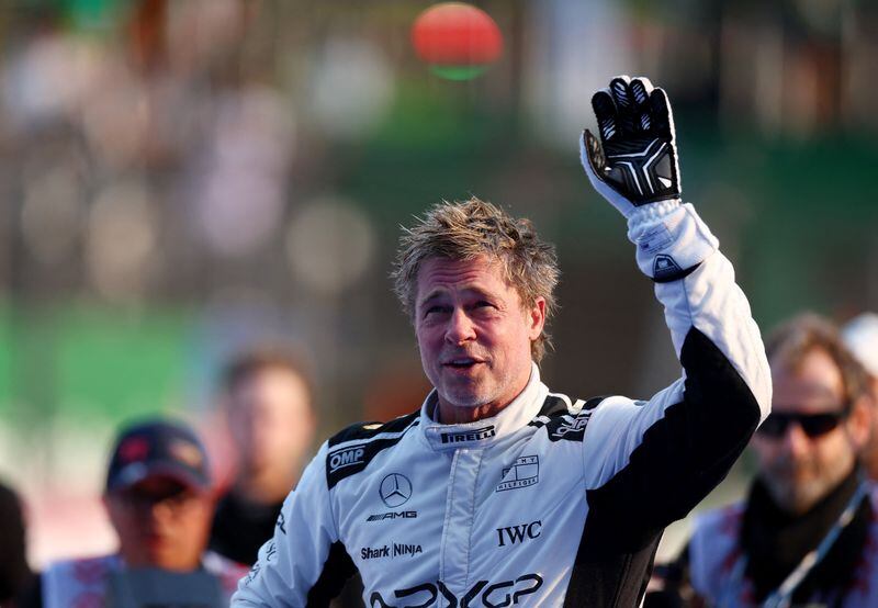 October 26, 2024 Foto de archivo del actor Brad Pitt saludando al público en la filmación de una película de F1 en el Autodromo Hermanos Rodriguez de Ciudad de Mexico REUTERS/Raquel Cunha