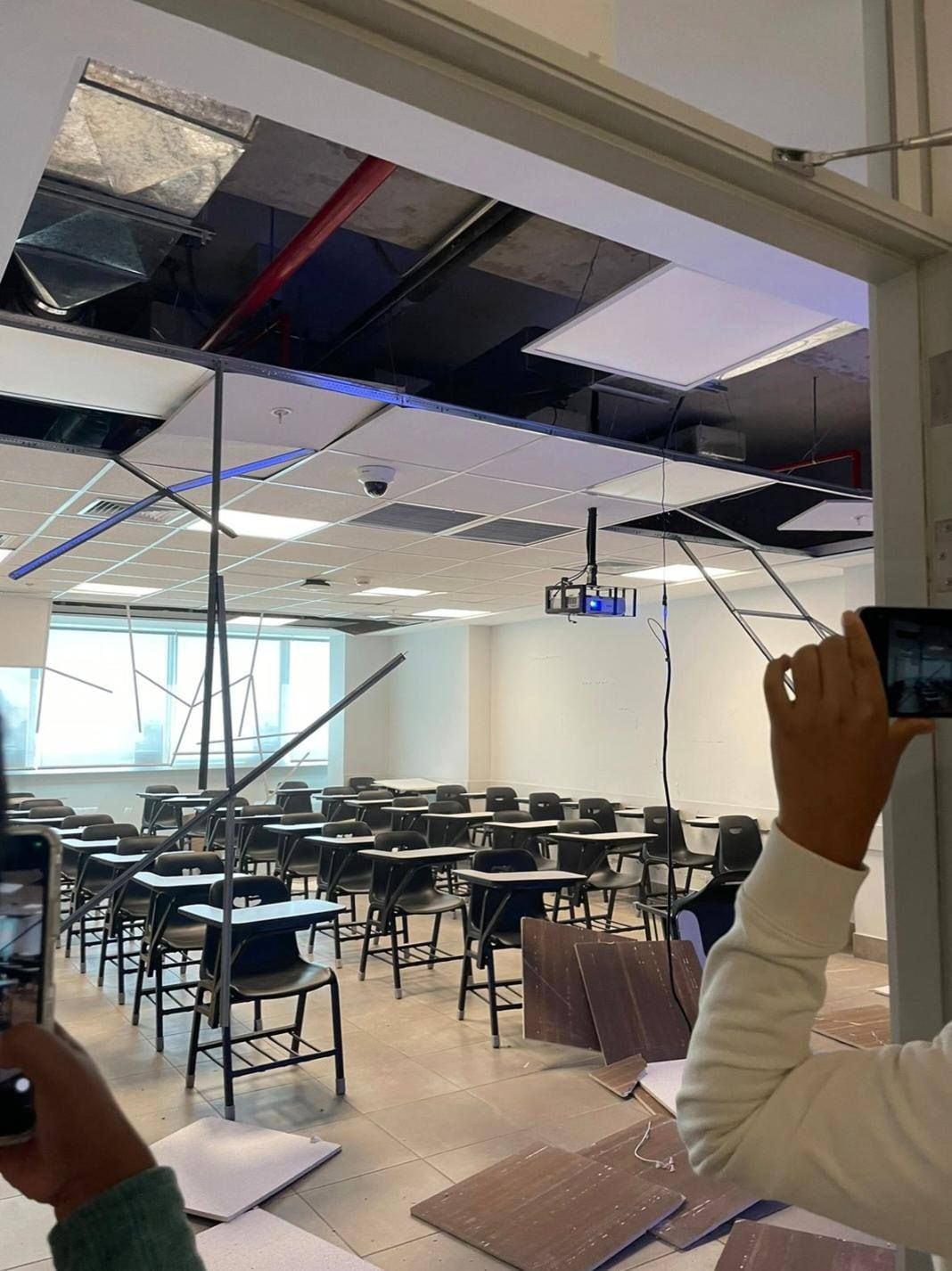 Una vista impactante de un aula universitaria con el techo derrumbado y escombros en el suelo, mostrando los graves daños materiales causados por el sismo en Ica. (Facebook)