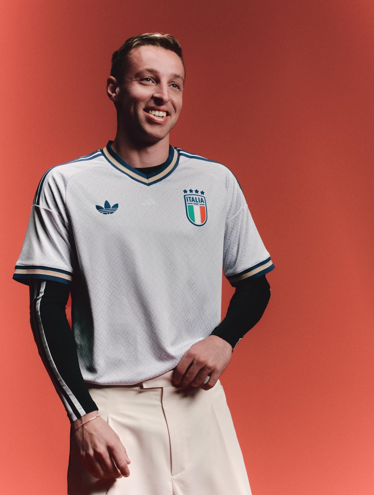 La elegante camiseta suplente de Italia (Adidas)