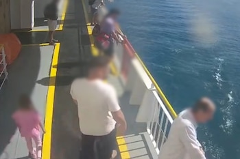 El padre y la menor, sobre la cubierta del barco que les sacó de Mallorca (Guardia Civil)