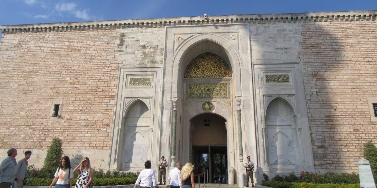 Los patios y pabellones del palacio reflejan la jerarquía y la exclusividad que definían la estructura política y social otomana (Wikipedia)