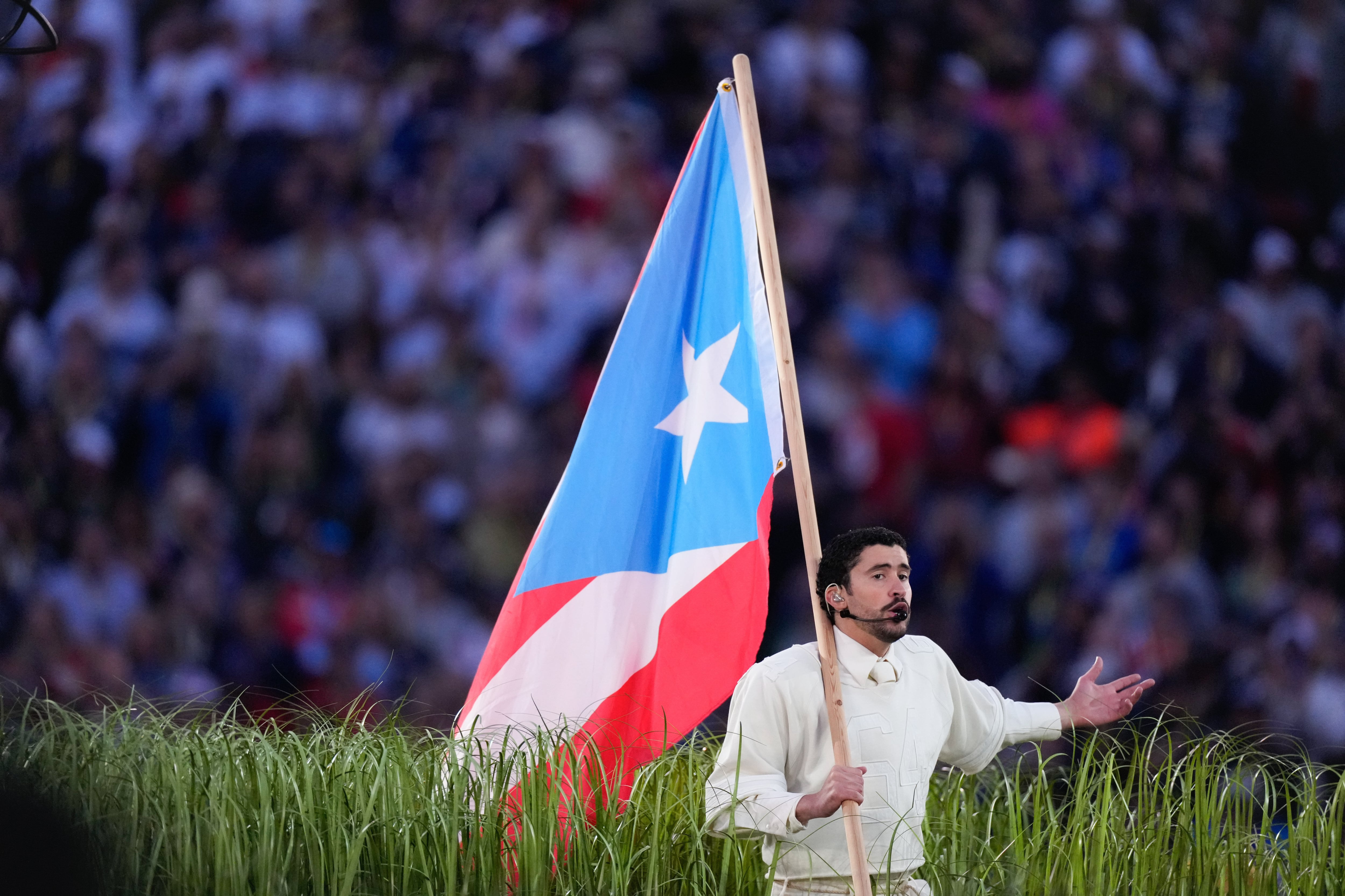 Después de hacer historia en el Super Bowl, Bad Bunny llega a Buenos Aires para tocar en River (Foto AP/Mark J. Terrill)