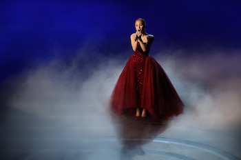 Ariana Grande lució un vestido Schiaparelli en tonos rojos y detalles de tul (REUTERS/Carlos Barria)