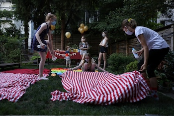 Una celebración de cumpleaños en espacios abiertos en Nueva York (Reuters)
