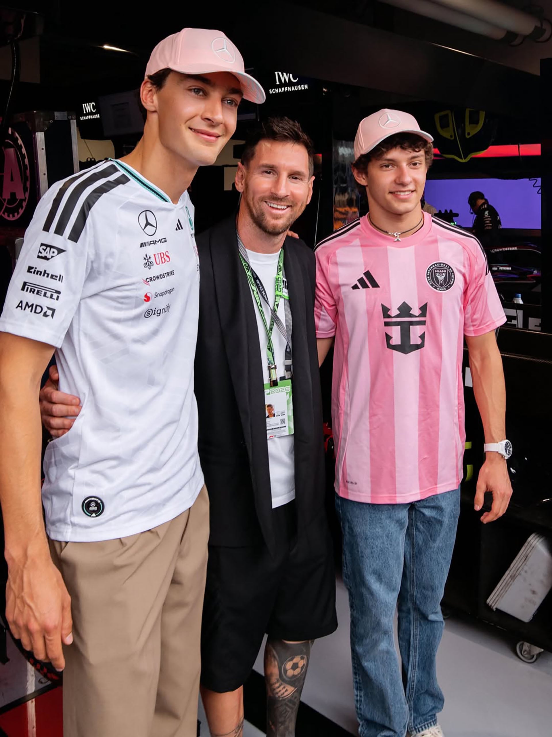 Messi visitó los boxes de Mercedes y se tomó fotografías con los pilotos