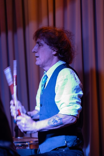 Zorro Quintiero y Fernando Samalea ensayan junto a la banda para su show por los 30 años del unplugged de Charly García