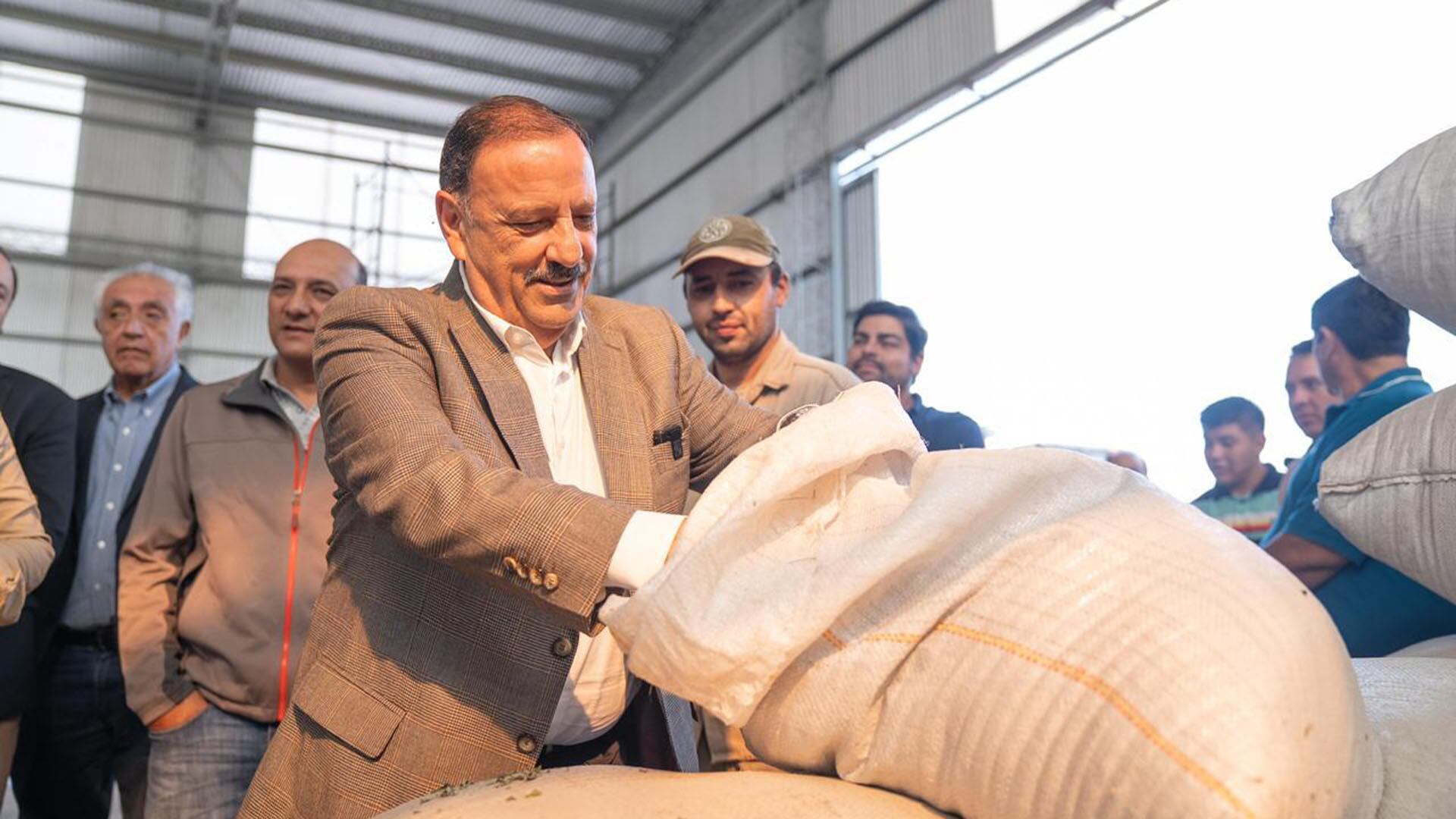 El gobernador de La Rioja también visitó una fábrica yerbatera