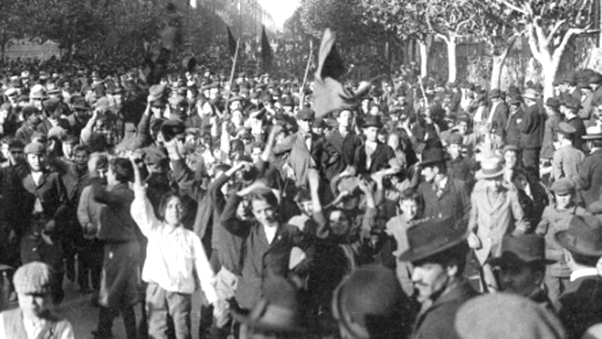 Una multitud se había dado cita en Plaza Lorea, en Congreso, y que también copaba avenida de Mayo (Archivo General de la Nación)