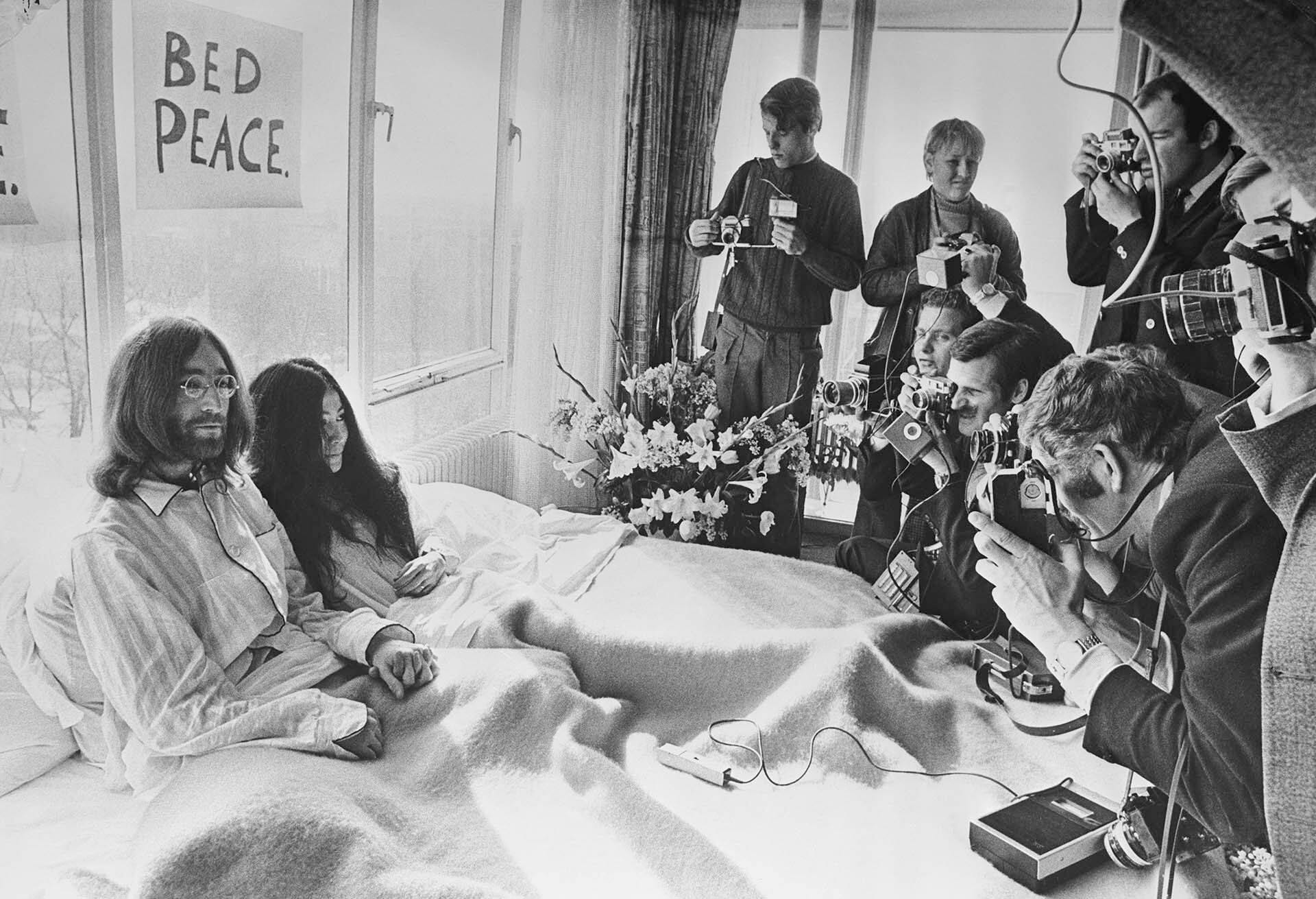 John Lennon y su esposa Yoko Ono reciben a la prensa en la cama de la suite presidencial del Hotel Hilton de Amsterdam. (Central Press)