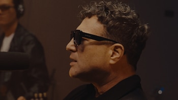 La sesión audiovisual muestra a Fischman explorando nuevas facetas como productor y compositor, manteniendo vigente el legado del rock peruano.