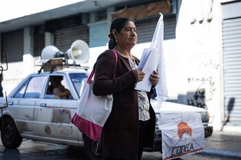 Una mujer participa durante una