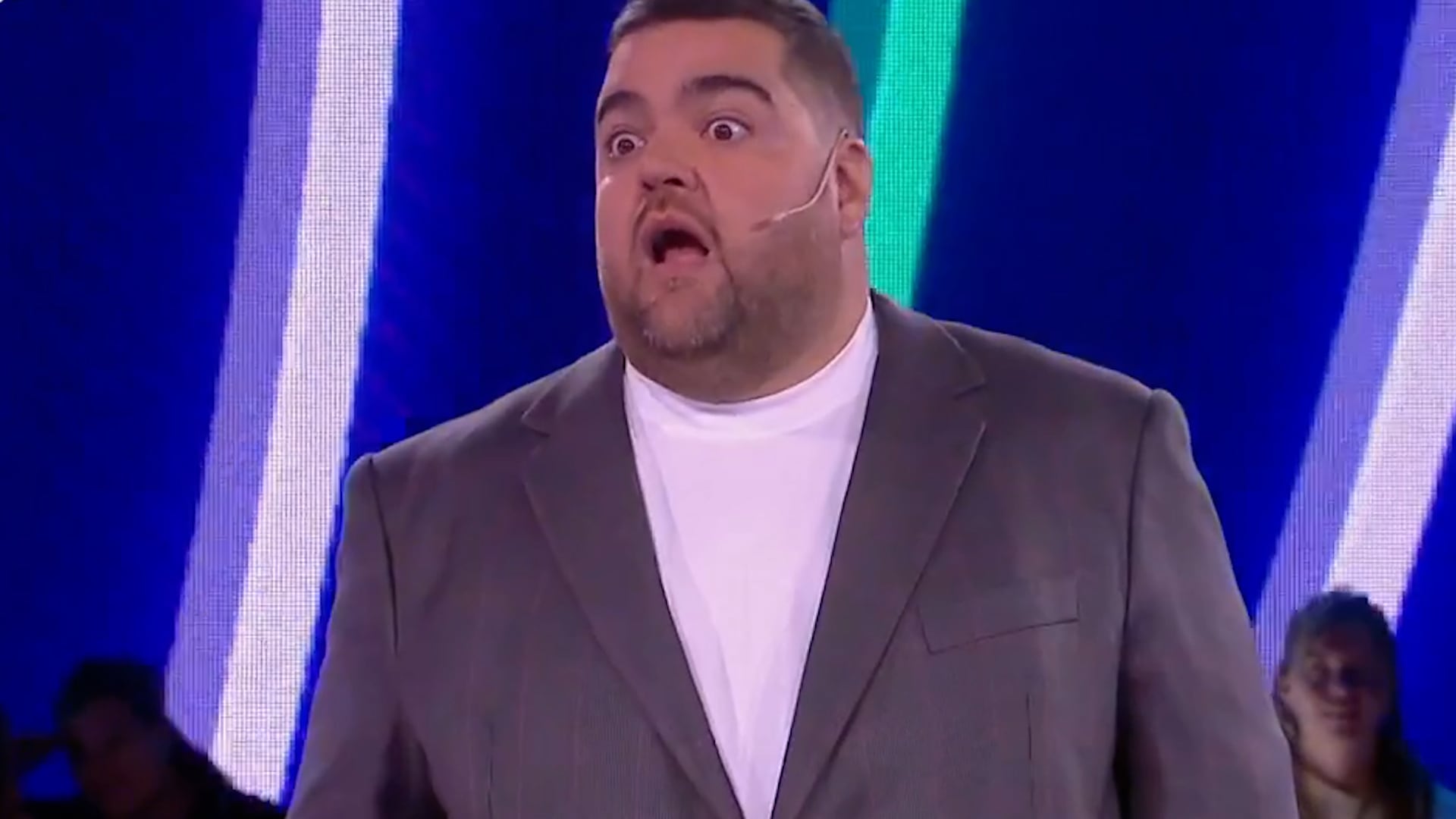 Darío Barassi utiliza el humor para compartir detalles íntimos y situaciones embarazosas en su programa Ahora Caigo