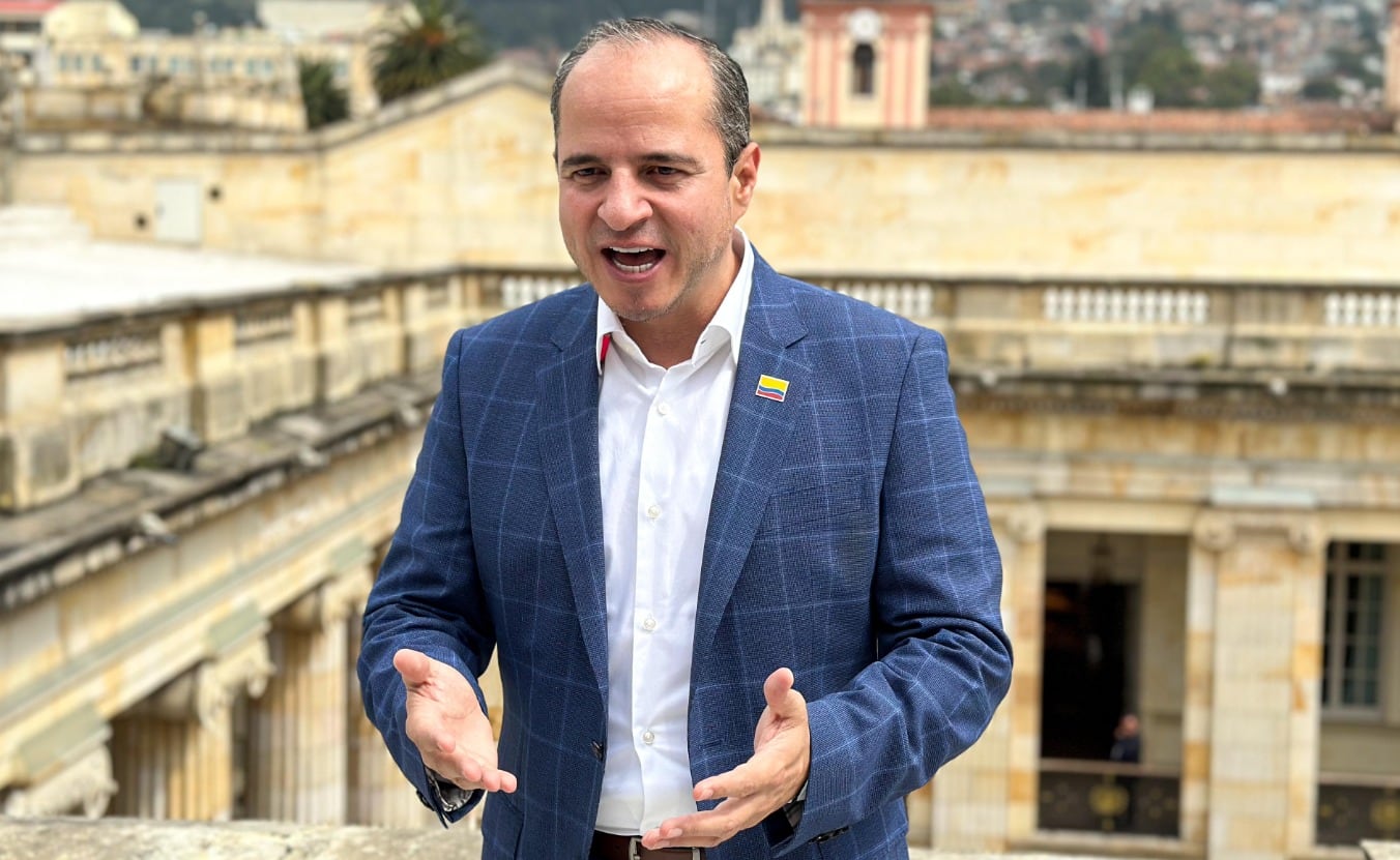 Juan Espinal manifiesta su disposición a renunciar al Senado para facilitar el ingreso de Álvaro Uribe si el partido solo obtiene 24 curules - crédito @Juan_EspinalR/X