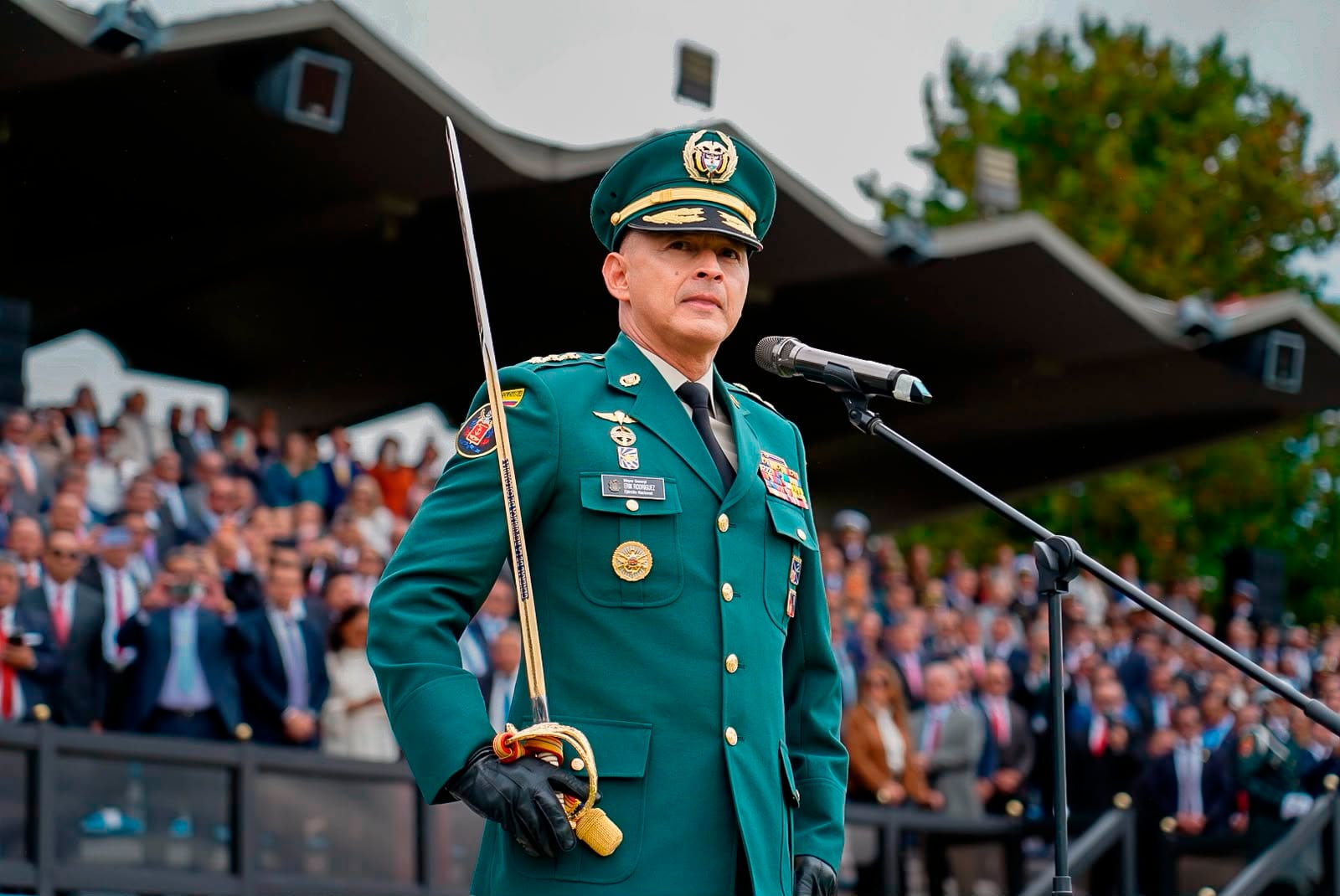 El general Erik Rodríguez aseguró que Iván Mordisco permanece en Colombia y que las operaciones para ubicarlo continúan - crédito Fuerzas Militares