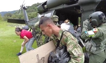 Helicópteros UH-60 transportando material electoral