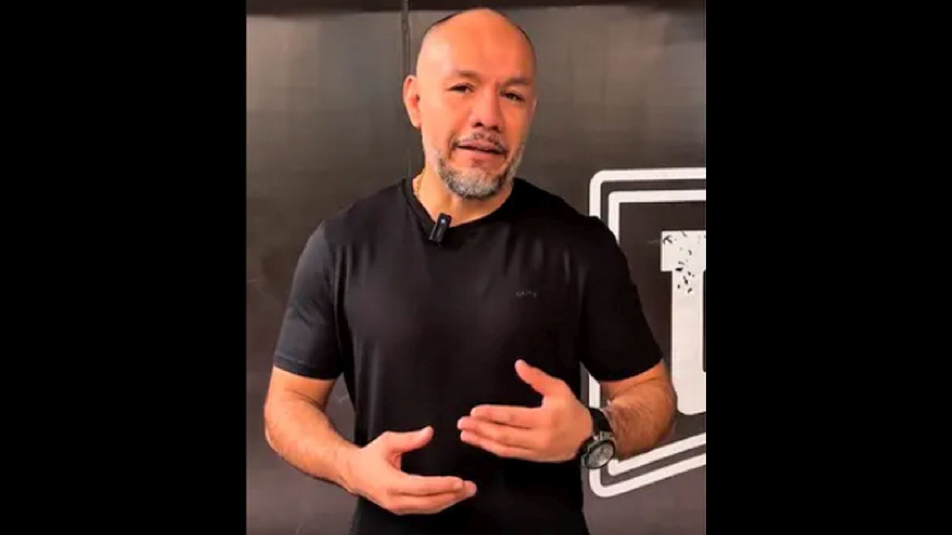 Mora intervino en vivo para reafirmar que la operación fue transparente, argumentando que como empresario no le convienen escándalos y que las acusaciones carecen de fundamento. (Instagram)