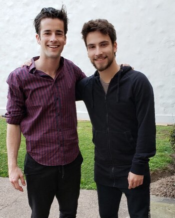 Sebastián Sinnot junto al actor